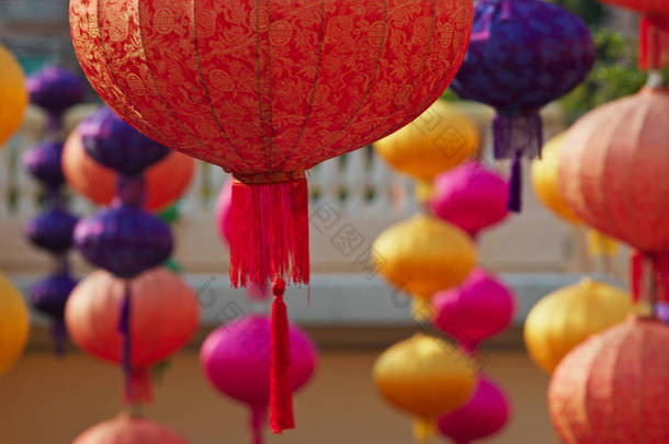 中秋节，中国风格的灯笼挂在户外装饰