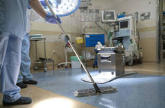 医院员工在手术室清洁的概念图