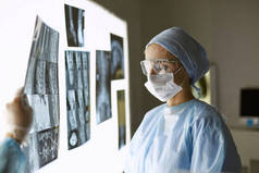 两名女医生在霍斯皮塔看X光片