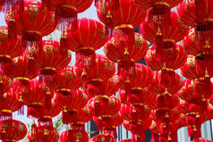 屋顶用红色悬挂的中国灯笼装饰。 中秋佳节快乐
