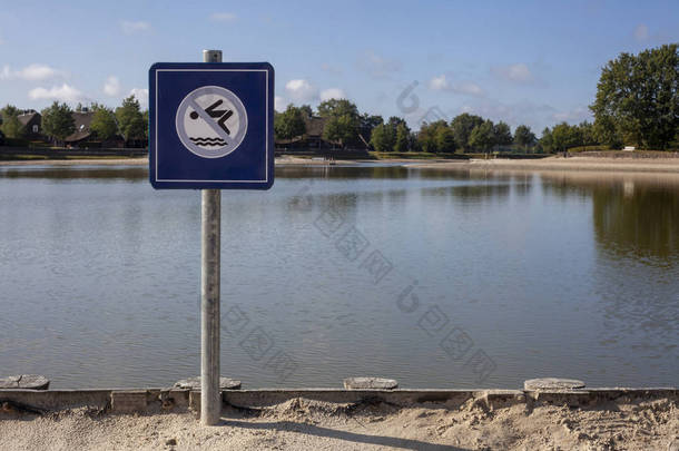 一个没有游泳危险的标志在湖边
