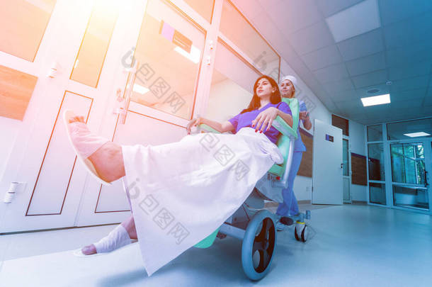 护士与病人一起在<strong>医院</strong>移动移动<strong>医疗</strong>椅。 <strong>医疗设备</strong>。 概念