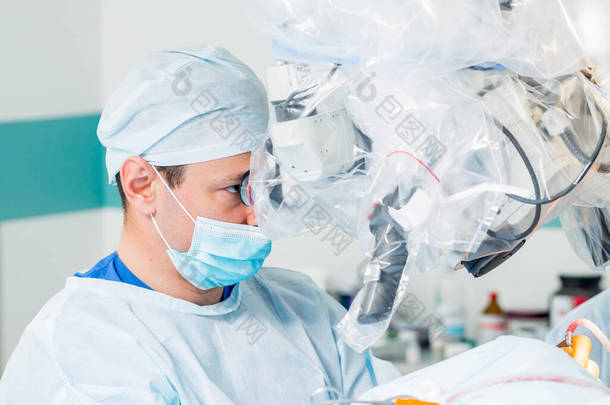 脑外科手术 手术室配备外科设备的一组外科医生.