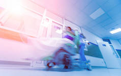护士与病人一起在医院移动移动医疗椅。 医疗设备。 概念