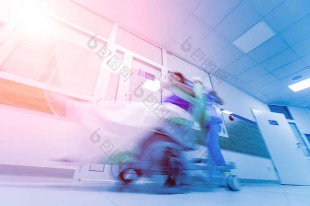 护士与病人一起在医院<strong>移动移动医疗</strong>椅。 <strong>医疗</strong>设备。 概念