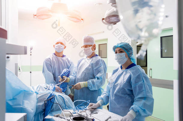 关节镜手术。外科整形外科医生在手术室用现代关节镜<strong>工具</strong>进行协同工作。膝盖手术。医院背景