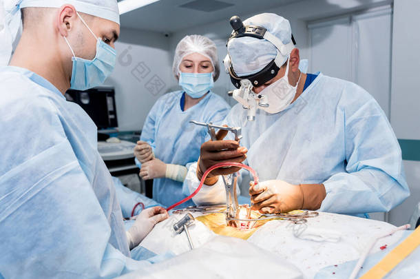 脊柱手术一组外科医生在手术室与手术设备。拉米内切手术现代医学背景