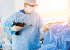 关节镜手术。 外科整形外科医生在手术室用现代关节镜工具进行协同工作。 医院背景