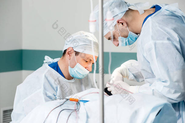 脑外科手术 手术室配备外科设备的一组外科医生.