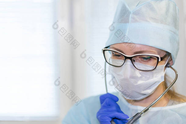 医学专业背景。 戴口罩的女医生，与听诊器肖像特写