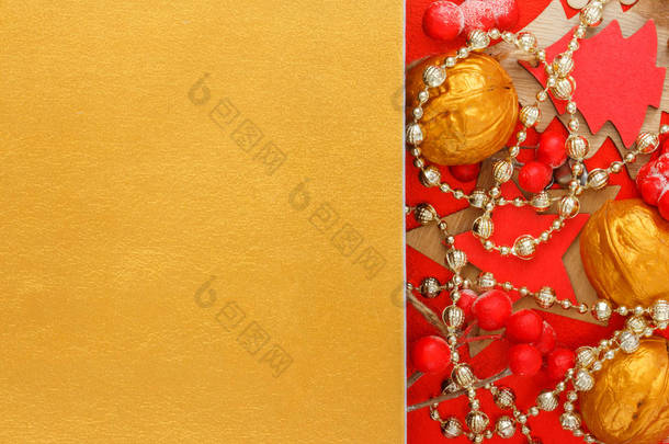 圣诞金色背景，红色圣诞装饰。 创意模拟贺卡，派对邀请函.