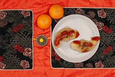 Osmanthus果冻是土制的野狼浆果 亚洲农历新年食品小吃. 吃完饭后把甜点冷却好. 红包粉红庆祝活动.