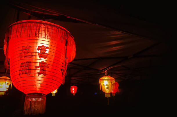 公园里的中国红灯笼。晚上用复古风格的灯笼。花园里美丽的<strong>彩灯</strong>.