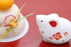 Nezumi老鼠的玩偶 日本新年贺卡。 日本新年老鼠的对象。 这张照片的日文意思是庆祝，祝贺