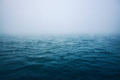晨雾中的海水波纹
