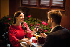 3.快乐的女孩在餐馆里和男朋友一起举杯庆祝她的新婚