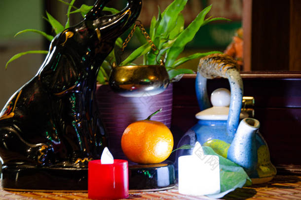 喜庆的夜晚静谧的生活. 瓷质锡兰大象陶瓷茶壶两支装饰蜡烛.