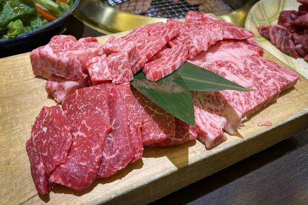 日本特级牛肉干牛肉片放在盘子里