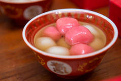 汤圆或汤圆（中国甜汤）是由糯米制成的中国甜食 