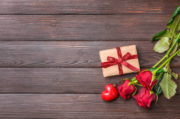 情人节礼物，木制背景上的玫瑰花和红心