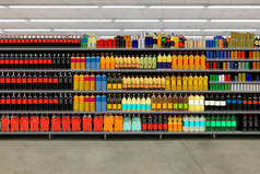 果汁瓶超市架子上的各种果汁、苏打水、水、维生素。 适用于模拟和业务展示.