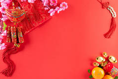 中国新年装饰品或红包、橙子和金锭或红色背景的金块。文章中的汉字FU指的是好运、财富、资金流动.