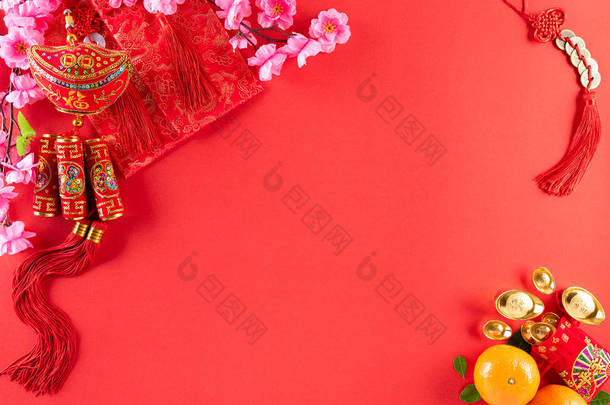 <strong>中国</strong>新年装饰品或红包、橙子和金锭或红色背景的金块。文章中的汉字FU指的是<strong>好</strong>运、财富、资金流动.