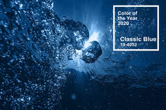 2020年经典蓝色泛音的主要色彩趋势.清澈蓝色海水中水面的气泡