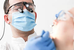 专业牙医检查病人的口腔. 有选择的重点