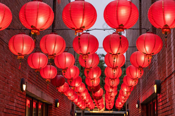 美丽圆圆的红灯笼<strong>挂</strong>在古老的传统街道上，是中国农历新年的概念，关门了。 恶语相向意味着祝<strong>福</strong>.