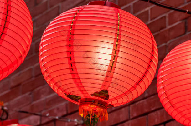 美丽圆圆的红灯笼挂在古老的传统<strong>街道</strong>上，是中国农历<strong>新年</strong>的概念，关门了。 恶语相向意味着祝福.