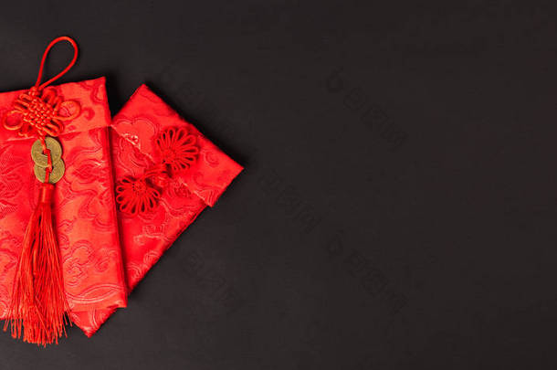 中国农历新年的理念，平铺天盖地，开开开心心，在黑色背景上写上福气、福气、财富的红包，并在文字上留有一定的复制空间