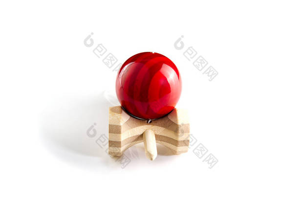 肯德尔马，日本木制玩具，<strong>白色</strong>孤立。 红色<strong>方块</strong>木玩具.