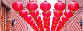 美丽圆圆的红灯笼挂在古老的传统街道上，是中国农历新年的概念，关门了。 恶语相向意味着祝福.图片