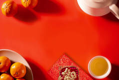图为红色信封的译文：繁荣与春天。中国新年和农历新年庆祝红包橙茶和热茶.