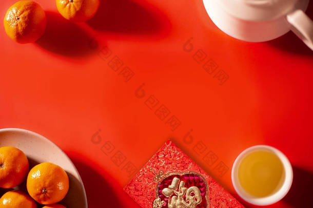 图为红色信<strong>封</strong>的译文：繁荣与春天。中国新年和农历新年庆祝<strong>红包</strong>橙茶和热茶.