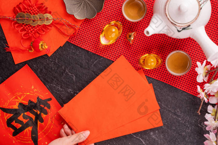 中国农历新年的设计理念妇女持仓送红包红包图片-包图网企业站