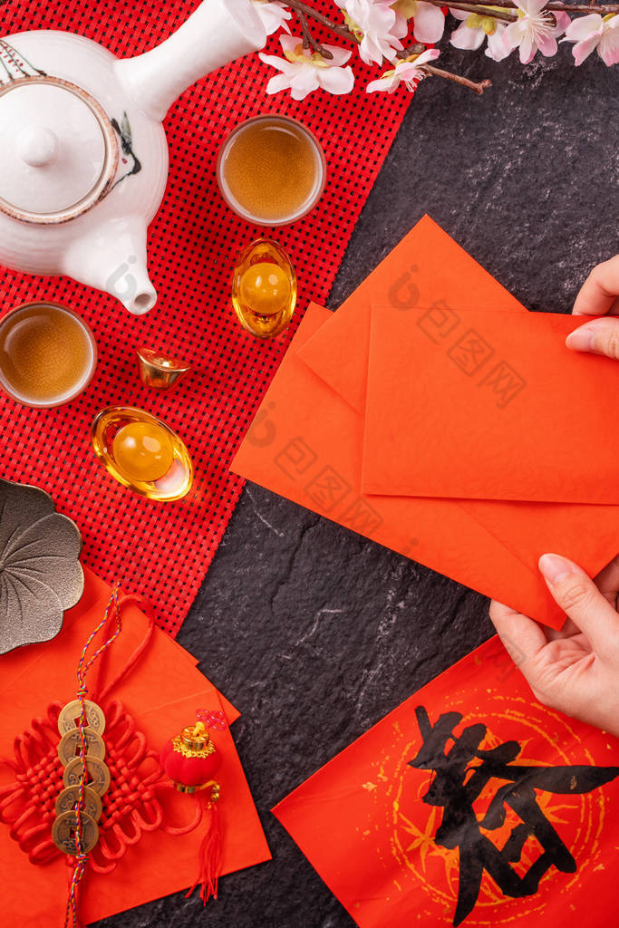 中国农历新年的设计理念妇女持仓送红包红包图片-包图网企业站