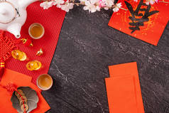 中国农历新年的设计理念-节庆配件，红包（红包，红包），顶视图，平铺，头顶上方。春这个词意为春天来了.