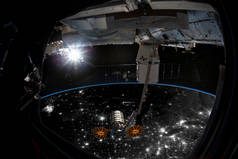 地球在夜间从舷窗进入太空. Nasa提供的图片元素.