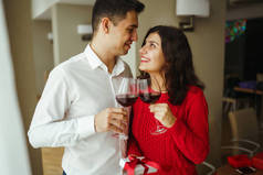 配上红葡萄酒的小酒杯. 情侣们互赠礼物。 非常浪漫的晚餐 情人节概念在餐馆里的浪漫。 关系、惊喜、生日概念.