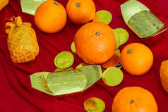中国农历新年期间，红色面料上的橘子和黄金