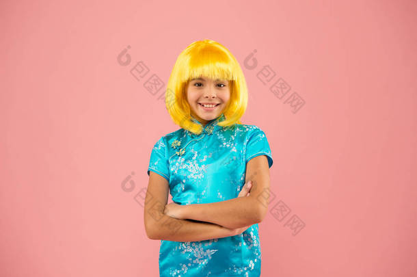 和平和放松。 女孩的黄头发假发。 中国嘉年华。 穿着日本衣服的快乐的孩子。 可爱女孩的肖像。 日本和服。 日本儿童民族<strong>服装</strong>。 小女孩传统的东方<strong>服装</strong>