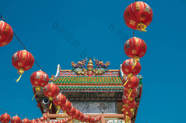 天蓝色有面具龙妖怪图标<strong>红色</strong>，屋顶教堂和庙宇上的绿色金色和浮灯灯笼是<strong>喜庆</strong>的中国新年亚洲文化装饰上海和泰国佛教
