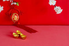 农历新年配饰及农历新年假期背景。金银财宝，红包白梅花，黄石灰相间的木篮橙色.