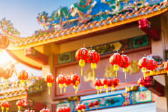 美丽的中国红灯笼装饰为中国新年铁