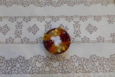 传统的甜点果冻，阿舒拉，诺亚的布丁，放在木制圆板上的碗里。从上往下看，用斜体字体用英文书写：阿舒拉日，土耳其文.