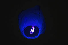 一只经典的中国蓝色灯笼在夜空中飞翔. 生日快乐，夏天和婚礼的概念.