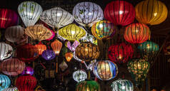 越南海安老城区的传统纸制灯笼 