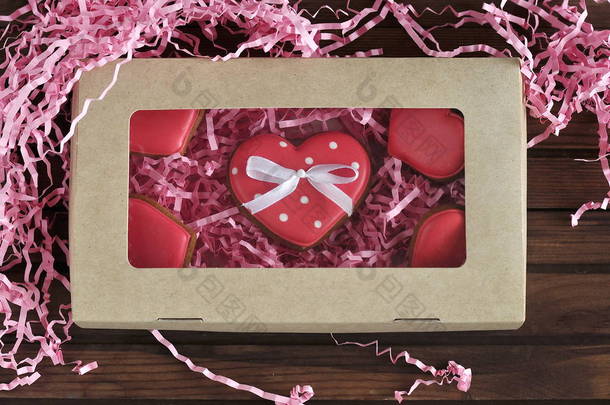 姜饼心在礼品盒里. 情人节红姜饼,心形如心. 母亲节。 文字空间。 情人节卡片  
